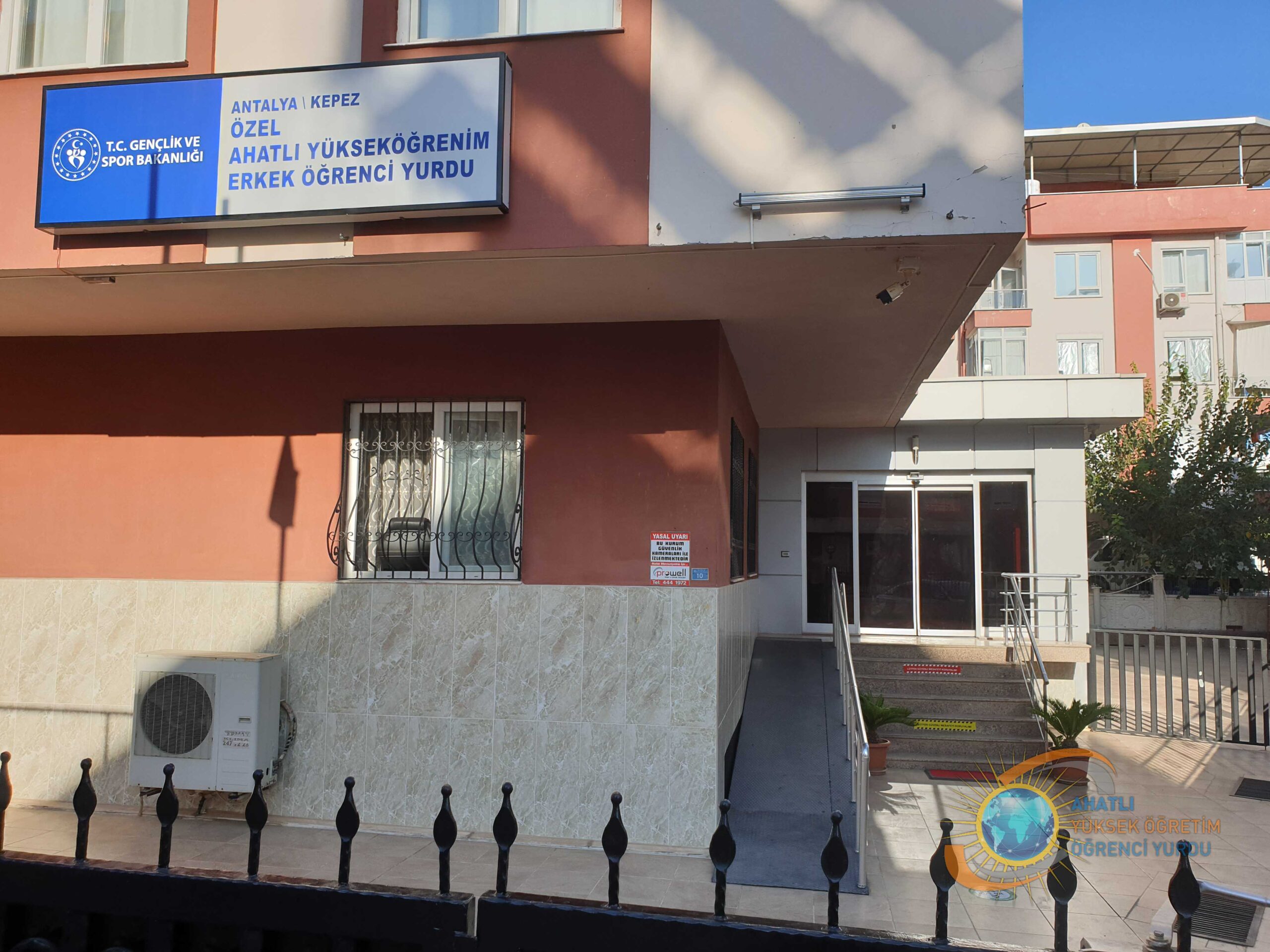 Bina-Giriş-Ahatlı-Yüksek-Öğrenim-Öğrenci-Yurdu